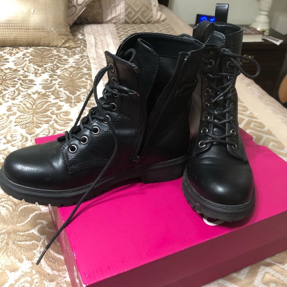 Ladies lace up boots. Long zipper for easy off and on . Very sturdy - Picture 2 of 3